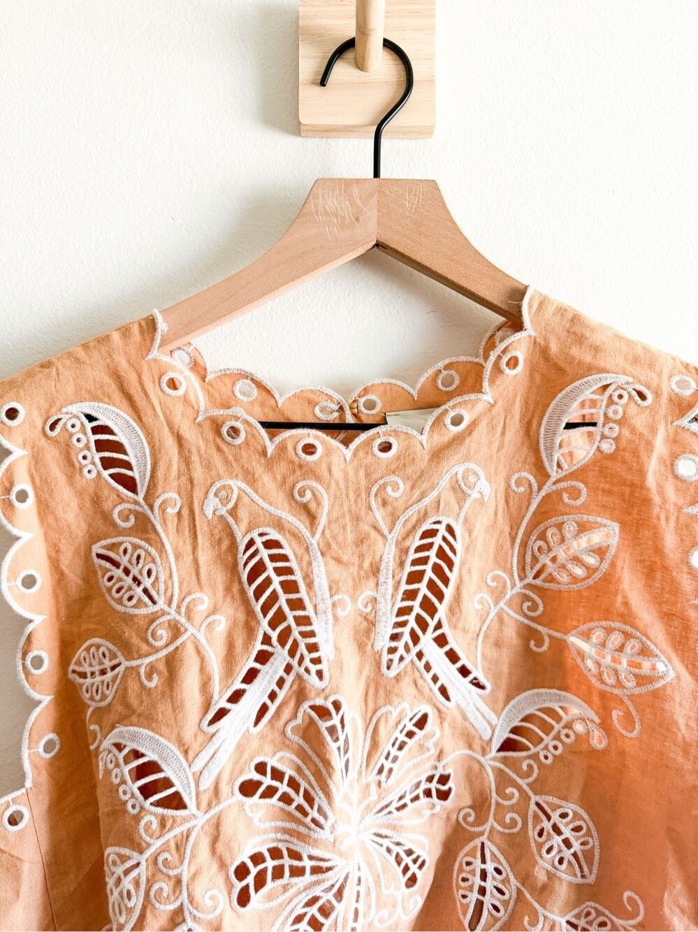 Farm Rio Sand Richilieu Embroidery Sleeveless Crop Top Size M - Picture 3 of 6